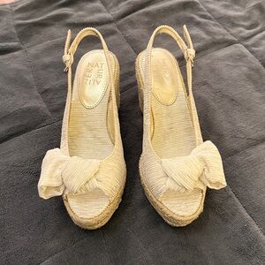 New  w/o tags Naturalizer creamy white fabric bow espadrille wedge white size 6